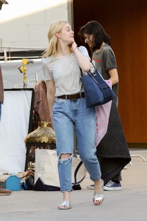 Elle Fanning feet photo thumbnail
