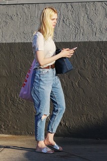 Elle Fanning feet photo thumbnail