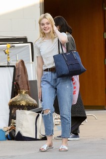 Elle Fanning feet photo thumbnail