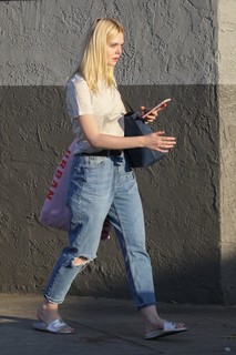 Elle Fanning feet photo thumbnail