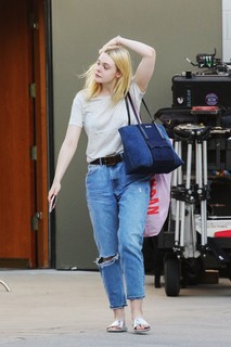 Elle Fanning feet photo thumbnail