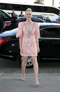 Elle Fanning feet photo thumbnail