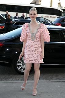 Elle Fanning feet photo thumbnail
