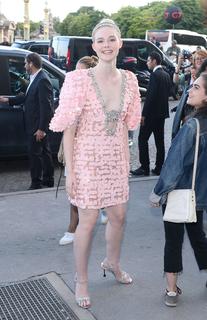Elle Fanning feet photo thumbnail