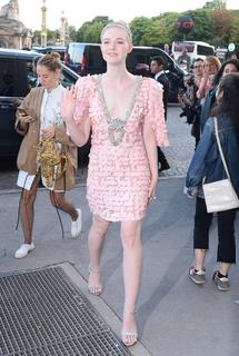 Elle Fanning feet photo thumbnail