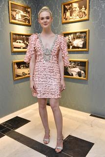 Elle Fanning feet photo thumbnail