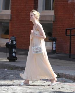 Elle Fanning feet photo thumbnail