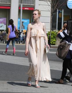 Elle Fanning feet photo thumbnail