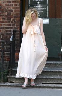 Elle Fanning feet photo thumbnail