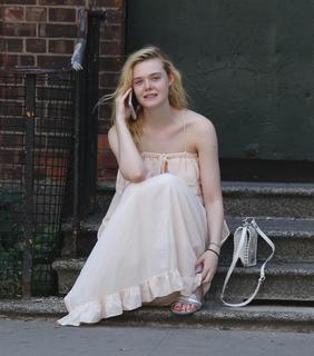 Elle Fanning feet photo thumbnail