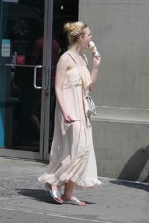 Elle Fanning feet photo thumbnail