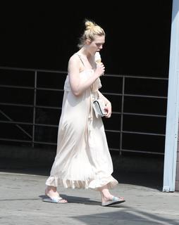 Elle Fanning feet photo thumbnail