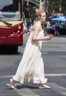 Elle Fanning feet photo thumbnail