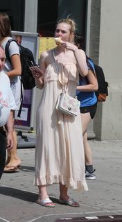 Elle Fanning feet photo thumbnail