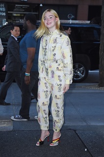 Elle Fanning feet photo thumbnail