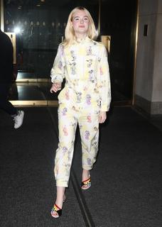 Elle Fanning feet photo thumbnail
