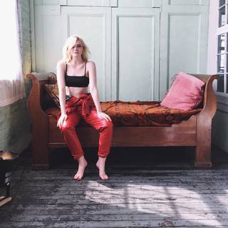Elle Fanning feet photo thumbnail