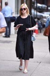 Elle Fanning feet photo thumbnail