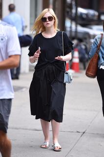 Elle Fanning feet photo thumbnail
