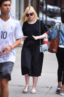 Elle Fanning feet photo thumbnail