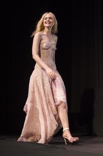 Elle Fanning feet photo thumbnail