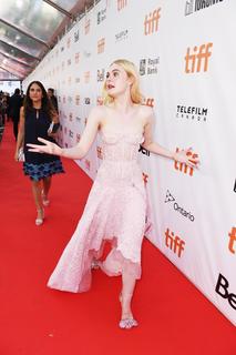 Elle Fanning feet photo thumbnail