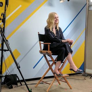 Elle Fanning feet photo thumbnail