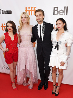 Elle Fanning feet photo thumbnail