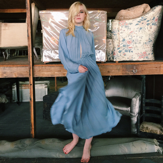 Elle Fanning feet photo thumbnail