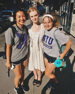 Elle Fanning feet photo thumbnail