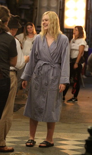 Elle Fanning feet photo thumbnail