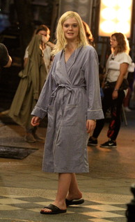 Elle Fanning feet photo thumbnail