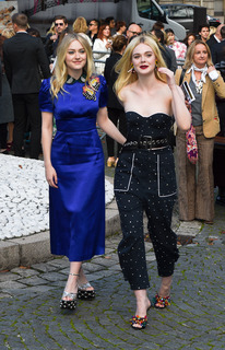 Elle Fanning feet photo thumbnail