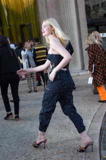 Elle Fanning feet photo thumbnail