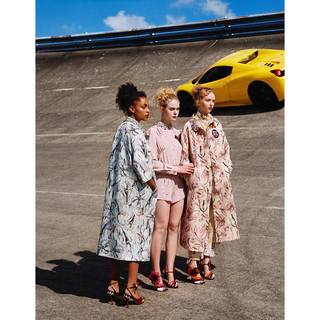 Elle Fanning feet photo thumbnail