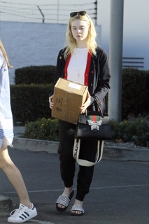 Elle Fanning feet photo thumbnail