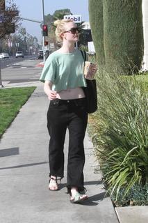 Elle Fanning feet photo thumbnail