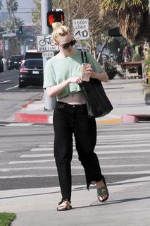 Elle Fanning feet photo thumbnail