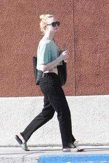 Elle Fanning feet photo thumbnail