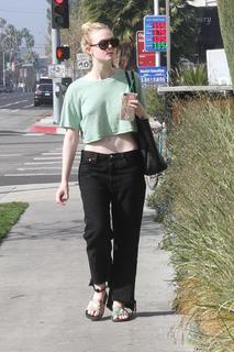 Elle Fanning feet photo thumbnail