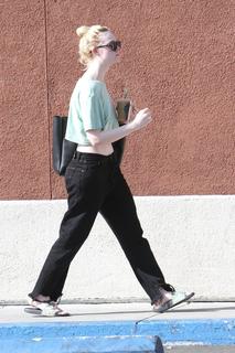 Elle Fanning feet photo thumbnail