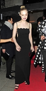 Elle Fanning feet photo thumbnail