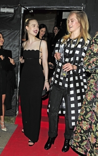 Elle Fanning feet photo thumbnail