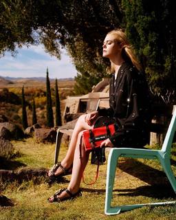 Elle Fanning feet photo thumbnail