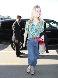 Elle Fanning feet photo thumbnail