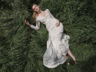 Elle Fanning feet photo thumbnail