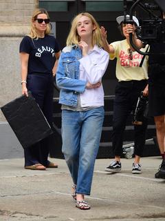 Elle Fanning feet photo thumbnail