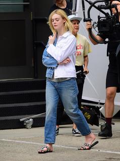 Elle Fanning feet photo thumbnail