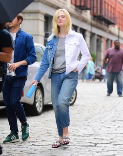 Elle Fanning feet photo thumbnail
