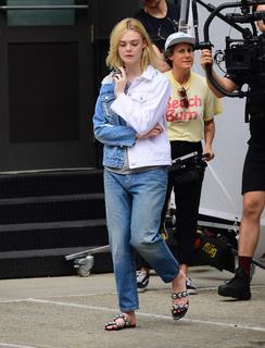 Elle Fanning feet photo thumbnail